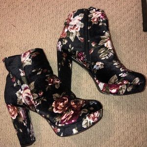 Flowered platform booties - suede/velvet